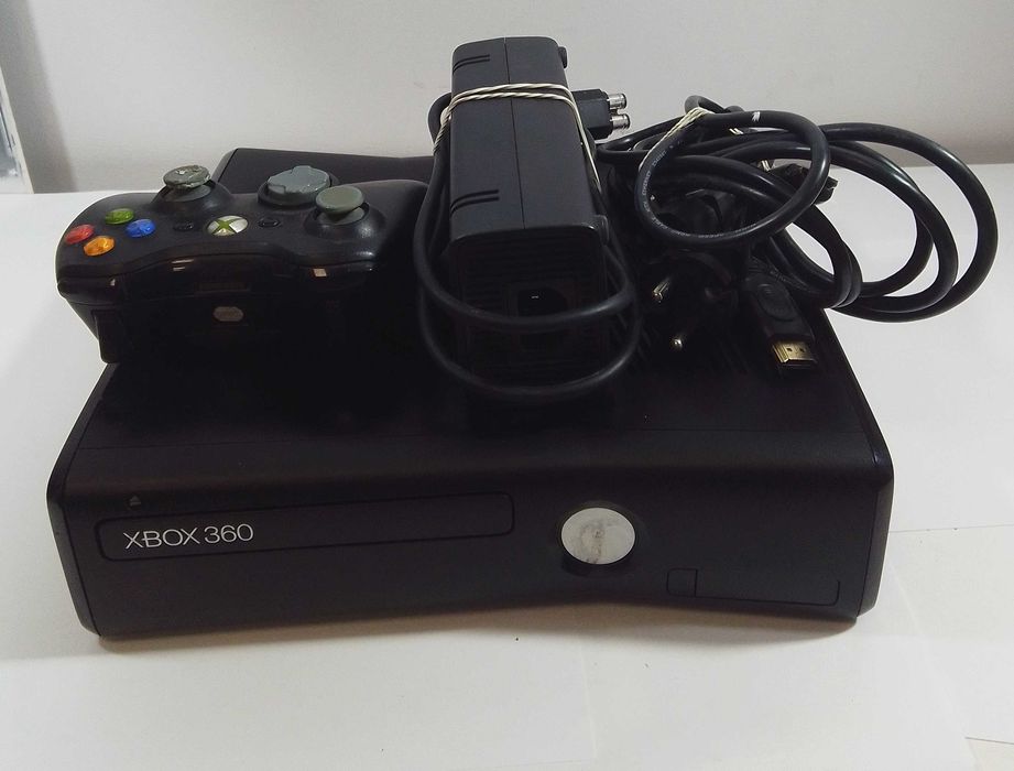 konsola xbox 360 S 1439 plus zasilacz plus pad