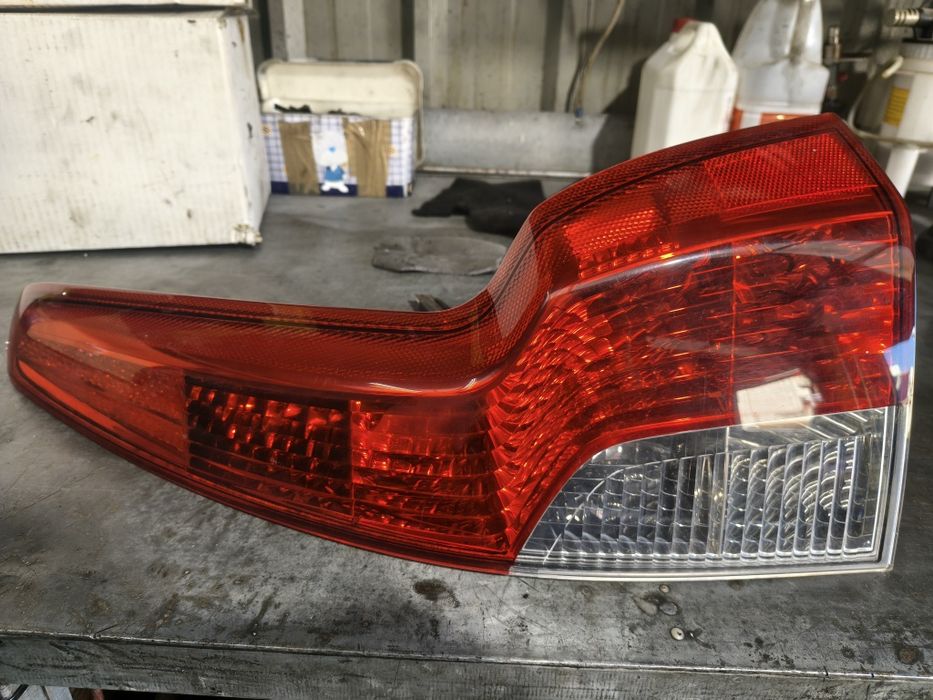 Farol direito tras Volvo V50