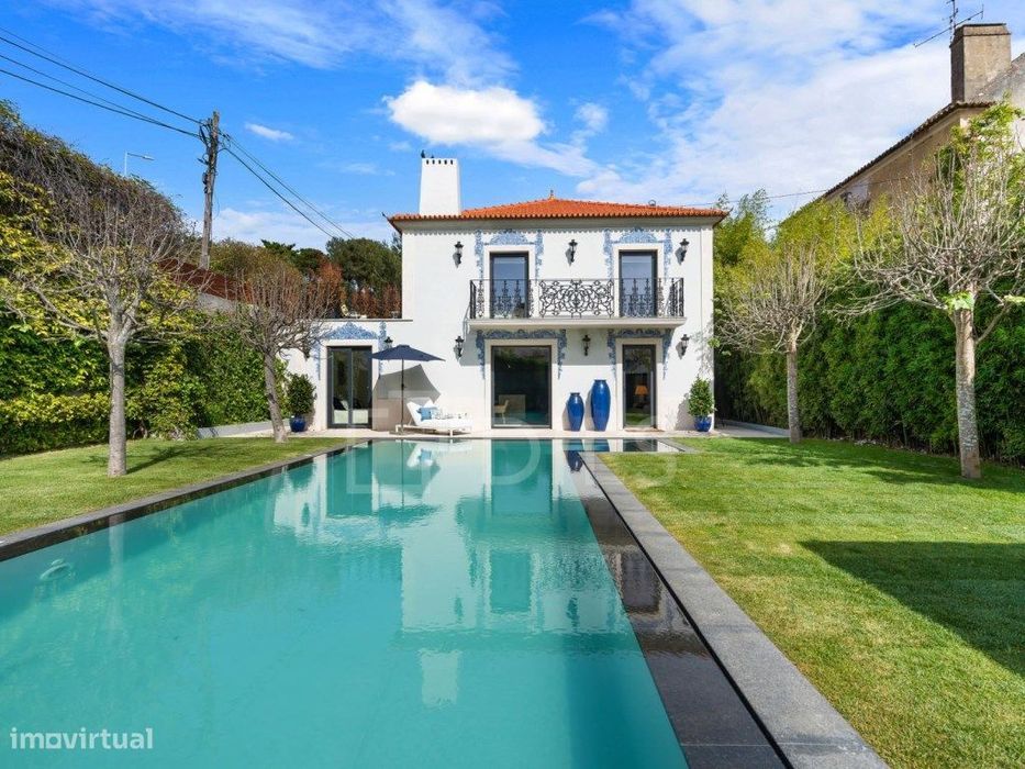 Moradia T4 com jardim e piscina, situada no centro de Cascais