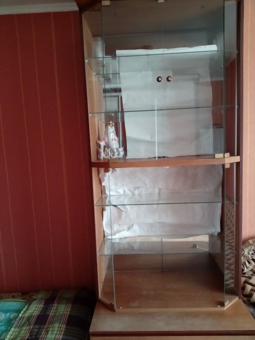 Шафа зі склом і скляними поличками.