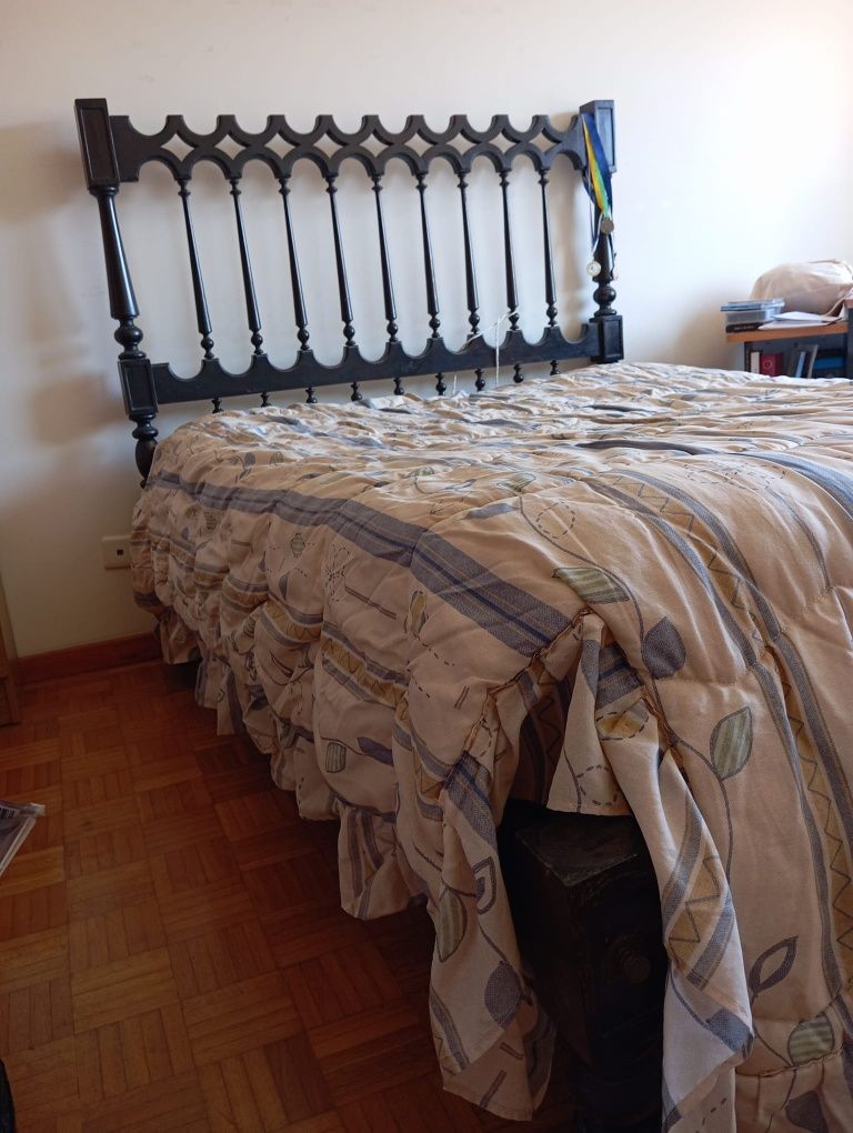 Cama de casal de madeira