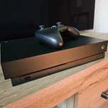 Xbox One X 1 TB, oryginalny kontroler i pełne okablowanie