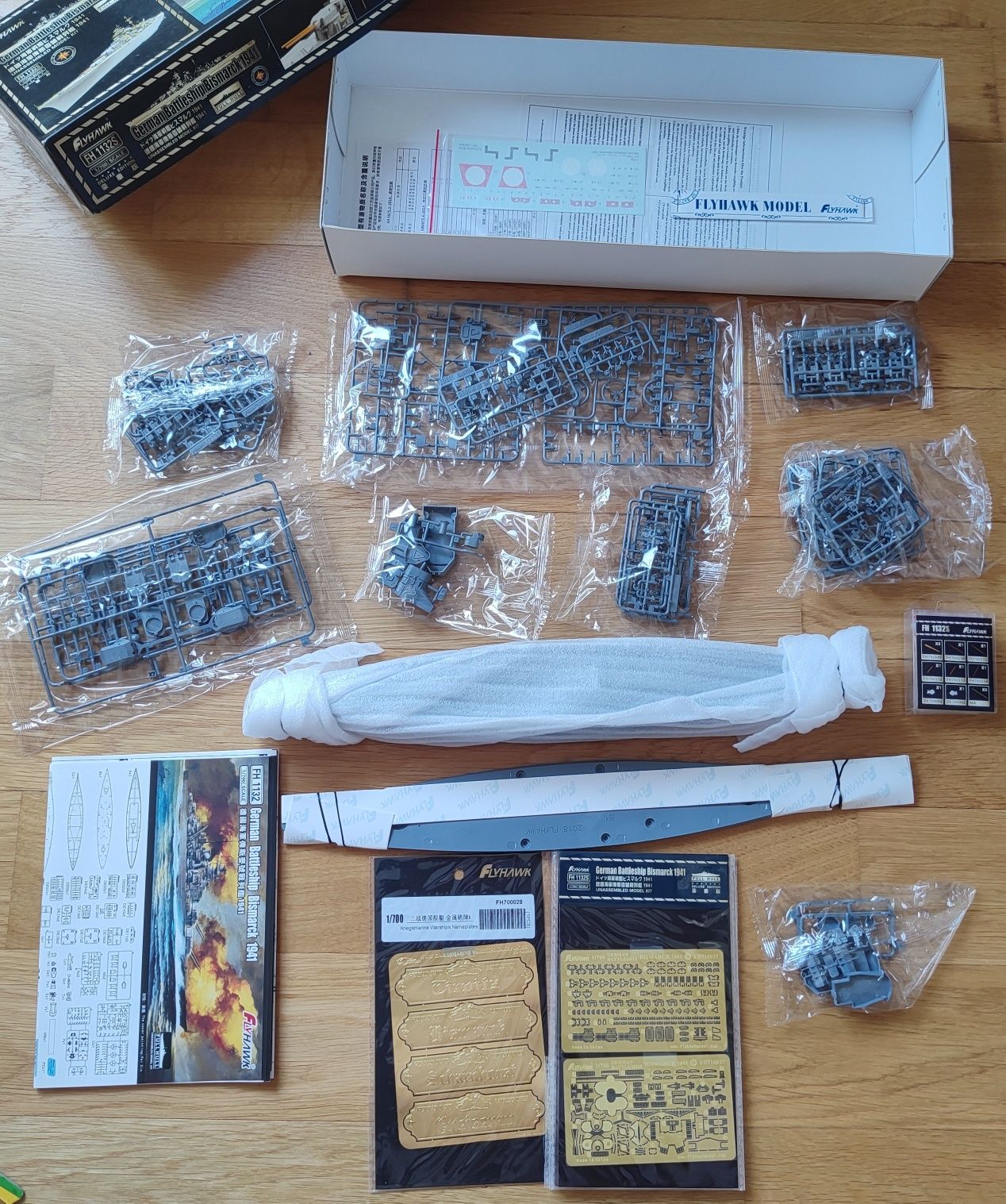 #052 - Flyhawk, 1/700, model pancernika Bismarck full-hull - Deluxe PE