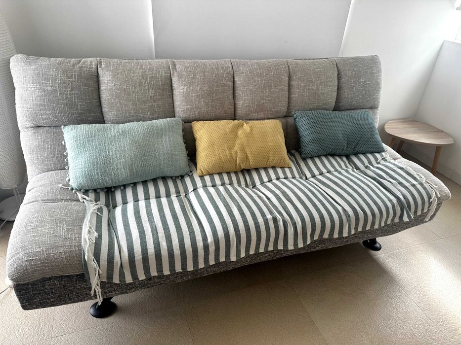 Sofá-cama em bom estado