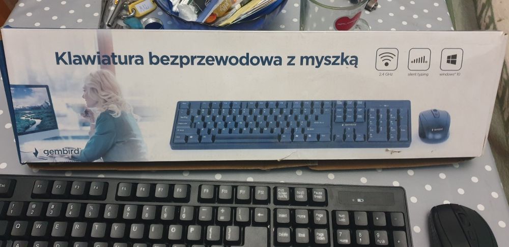 Klawiatura besprzewodowa z myszką