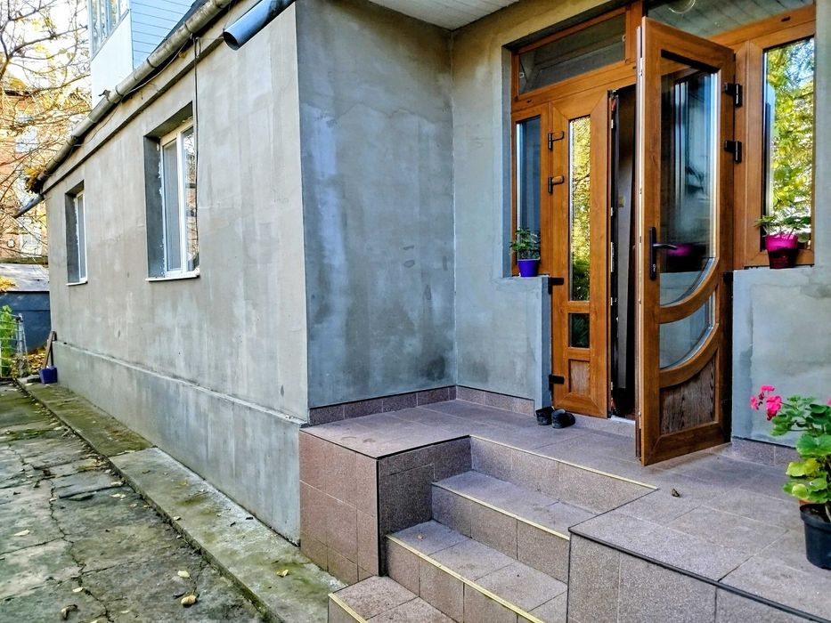 Продається будинок у центральній частині міста