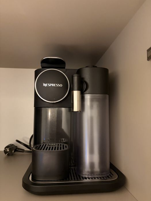 Ekspres do kawy DeLonghi Nespresso Gran Lattissima – Czarny