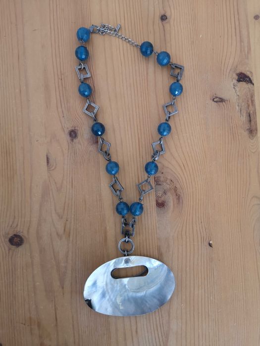 Colar curto com contas azuis e pendente