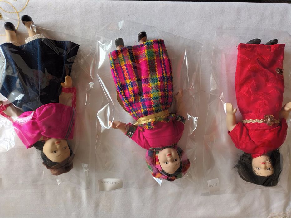 Bonecas em loiça, com vestuário tradicional de vários países,