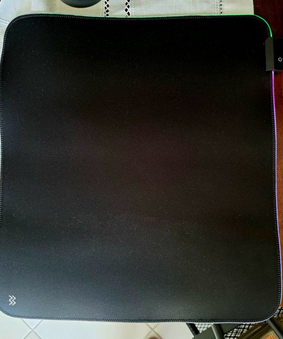 Levano RGB Desk Pad – podkładka gamingowa 450×400 mm