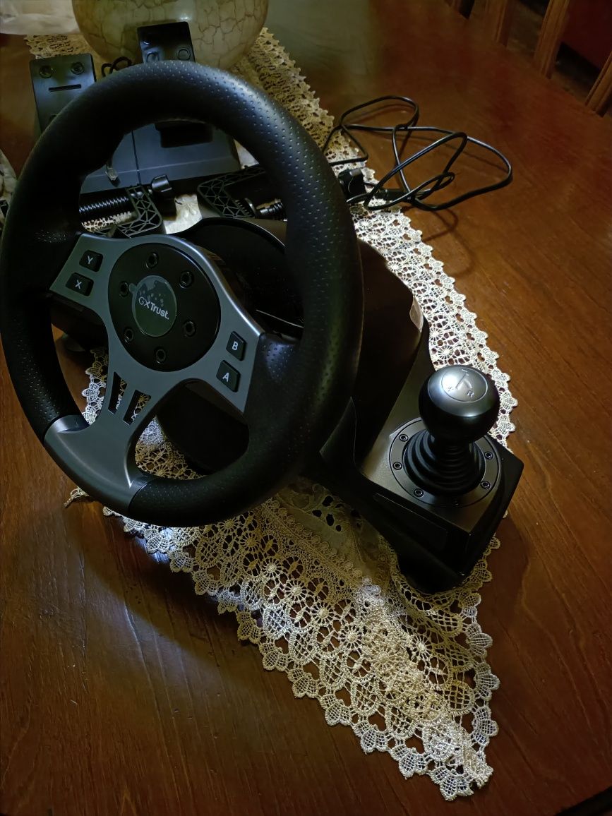 Volante e pedais gaming