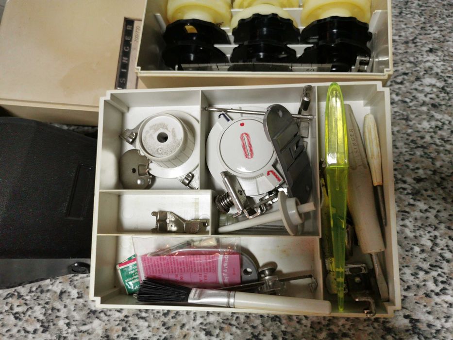 Máquina de Costura - Singer - Mod. 700G - Bom Estado