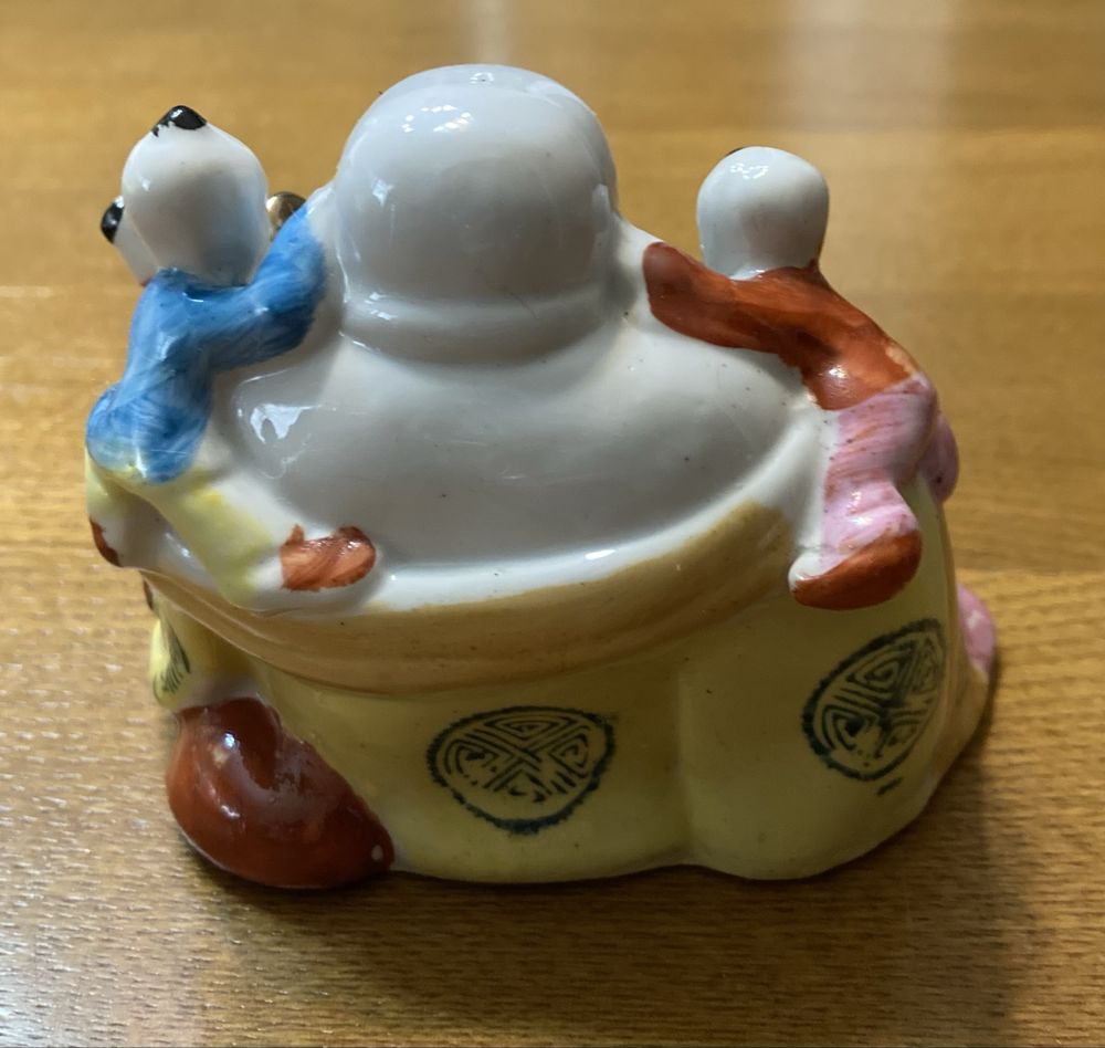 Buda da fertilidade em porcelana