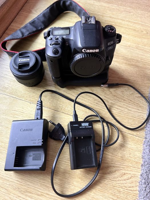 Canon EOS 77D + Canon EF 50mm f/1.8 STM + battery grip + ładowarki