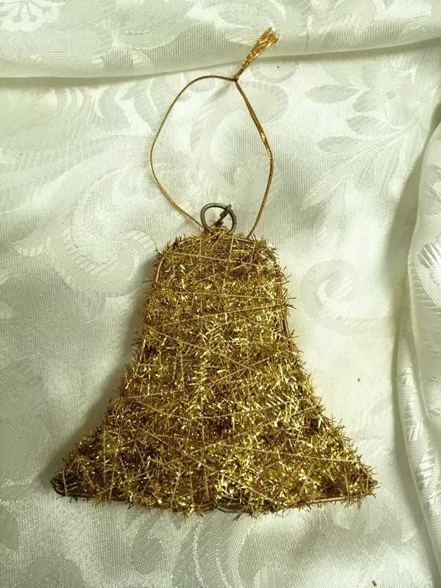 Dzwoneczek ze złotej nitki na złotym stelażu. Ozdoba świąteczna.