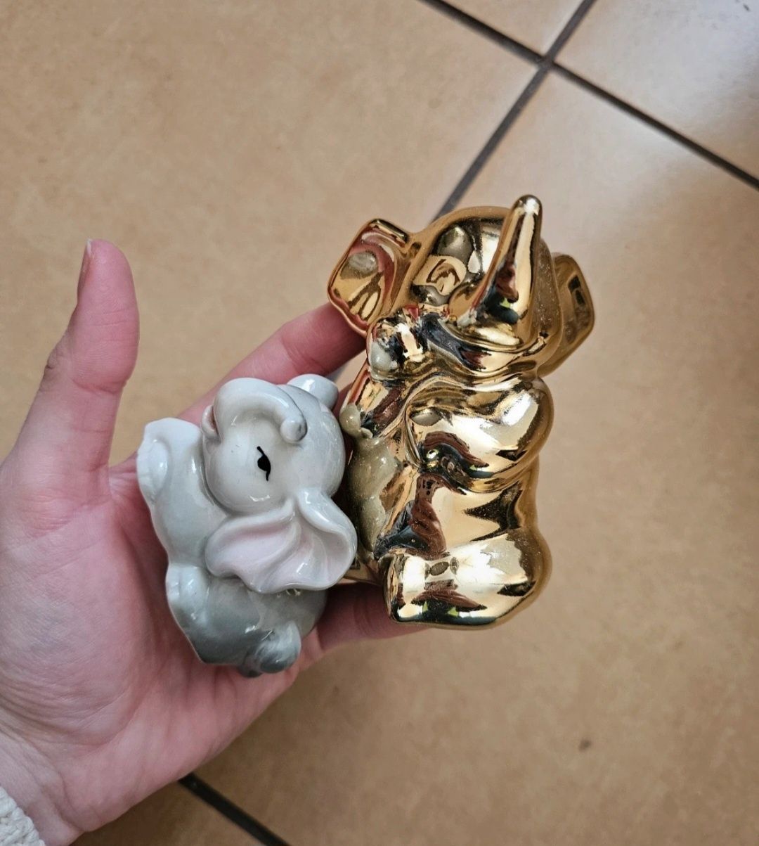 Dwie figurki ze słonikami