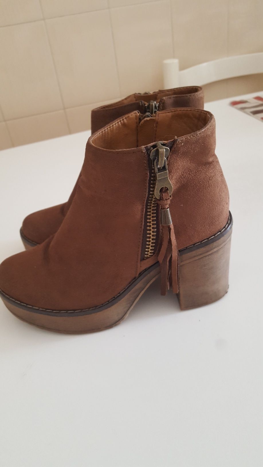 Botas castanhas tamanho 37