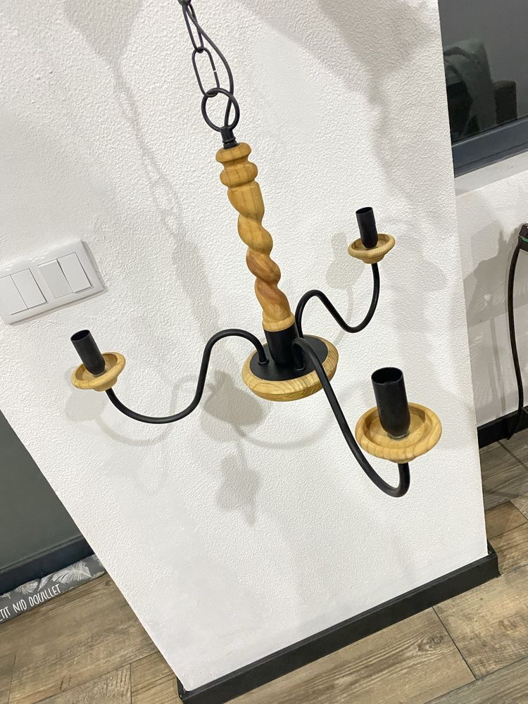 Candeeiro de teto em madeira e metal.