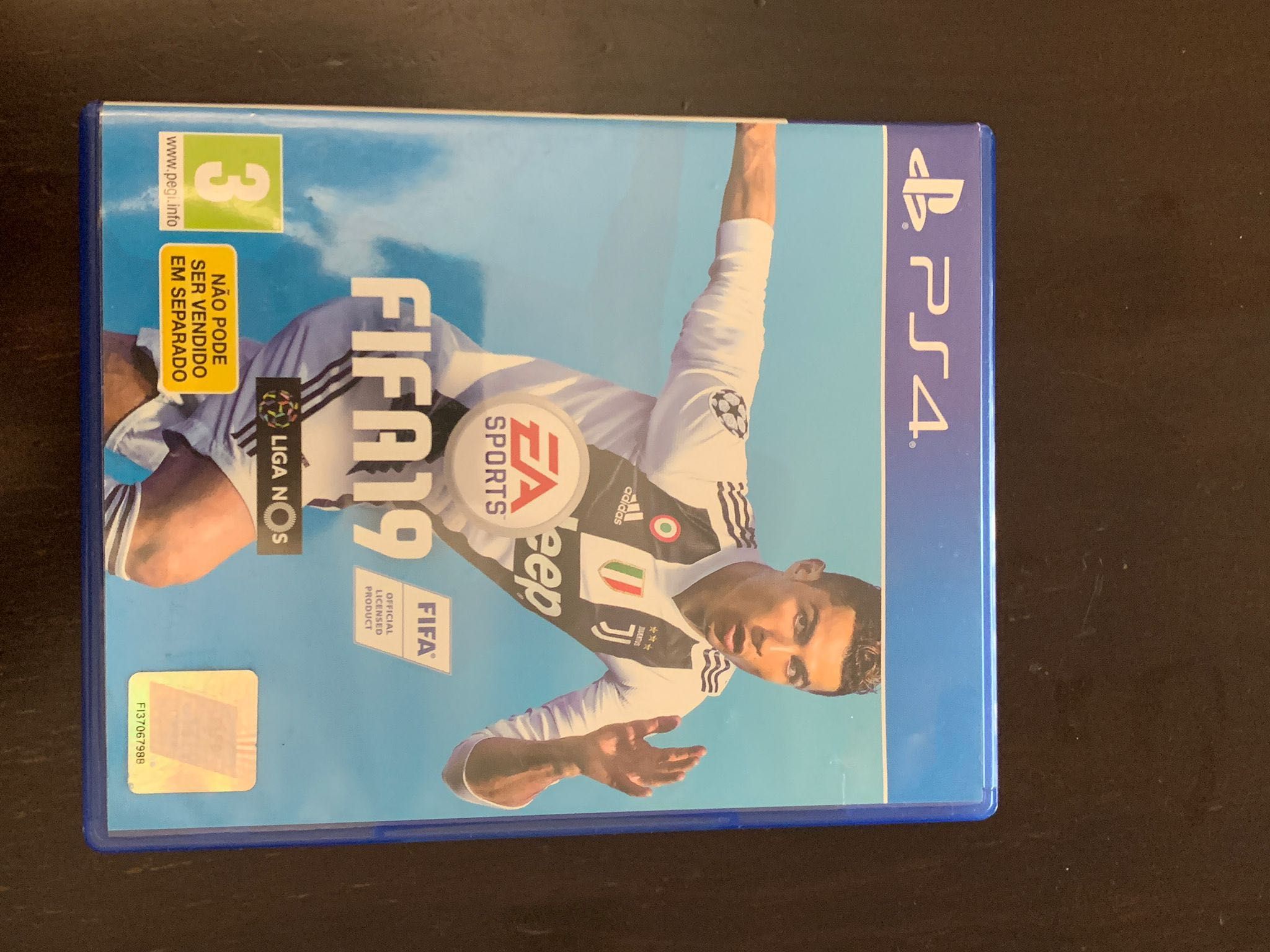 PS4 Pro + 2 comandos + 2 jogos