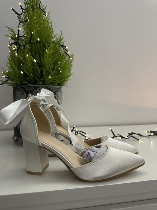 Białe czółenka na słupku