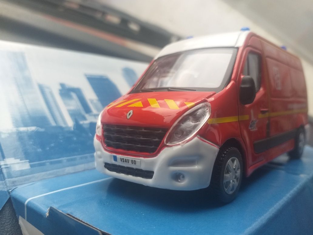 Miniaturas de carros bombeiros.