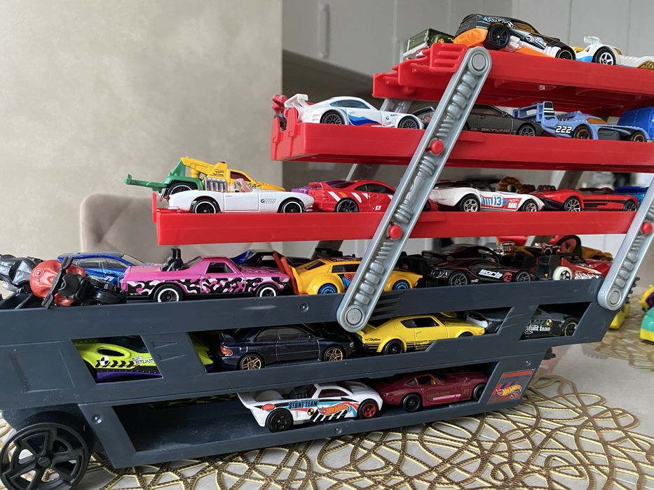 машинки Hotwheels 50+ і вантажівка-гараж