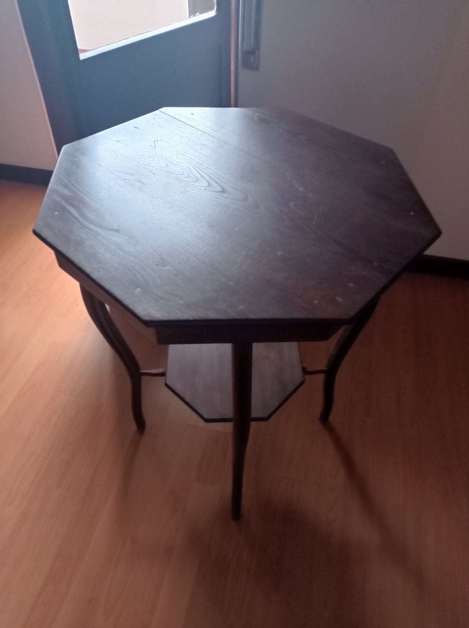 Mesa hexagonal em madeira