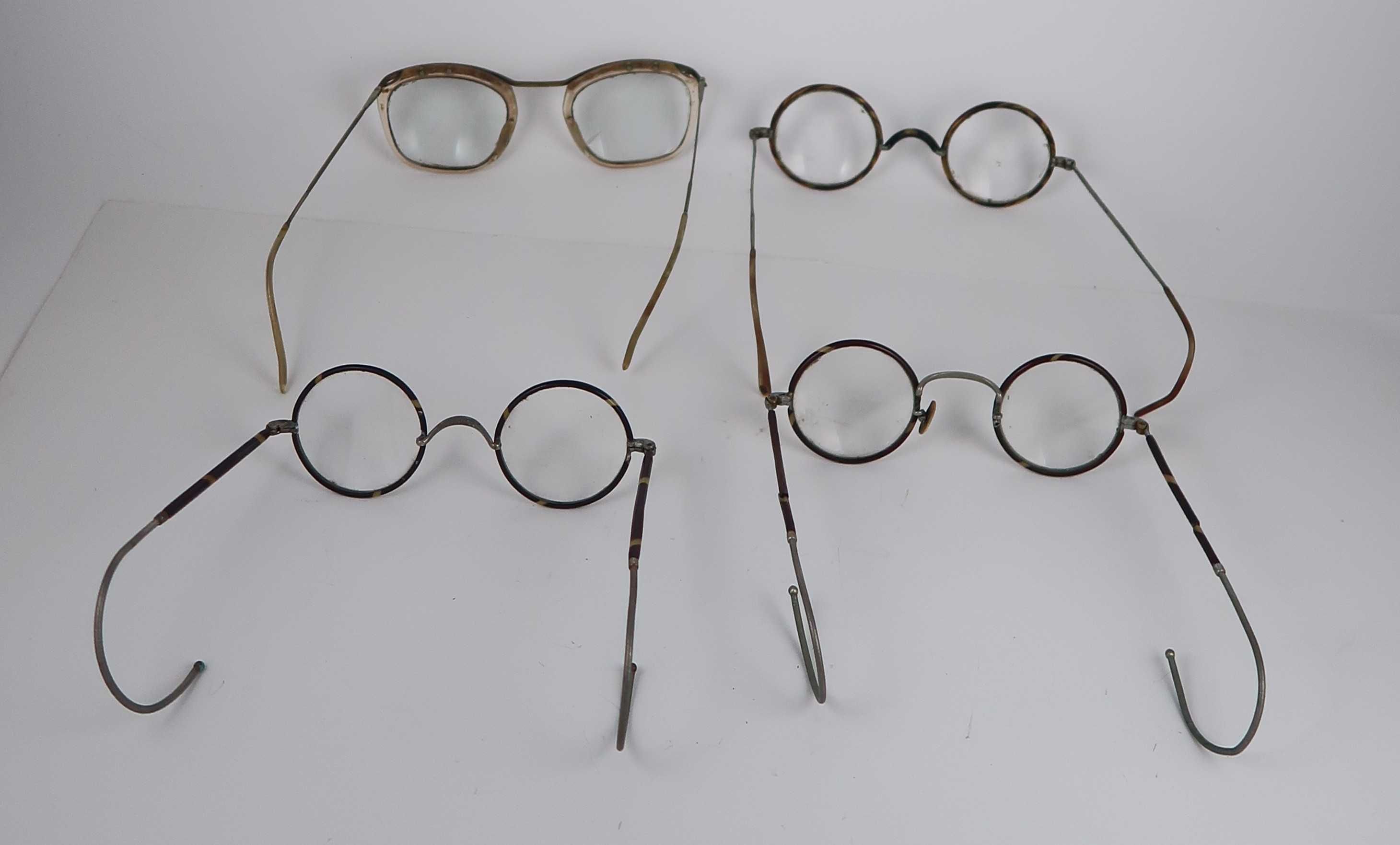 4 pares de óculos antigos