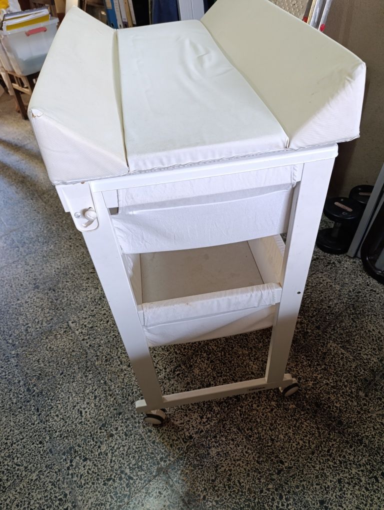 Muda fraldas com banheira, semi novo