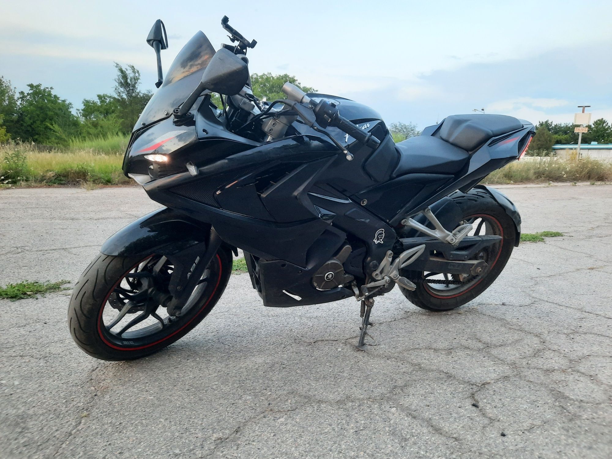 Bajaj pulsar rs 200