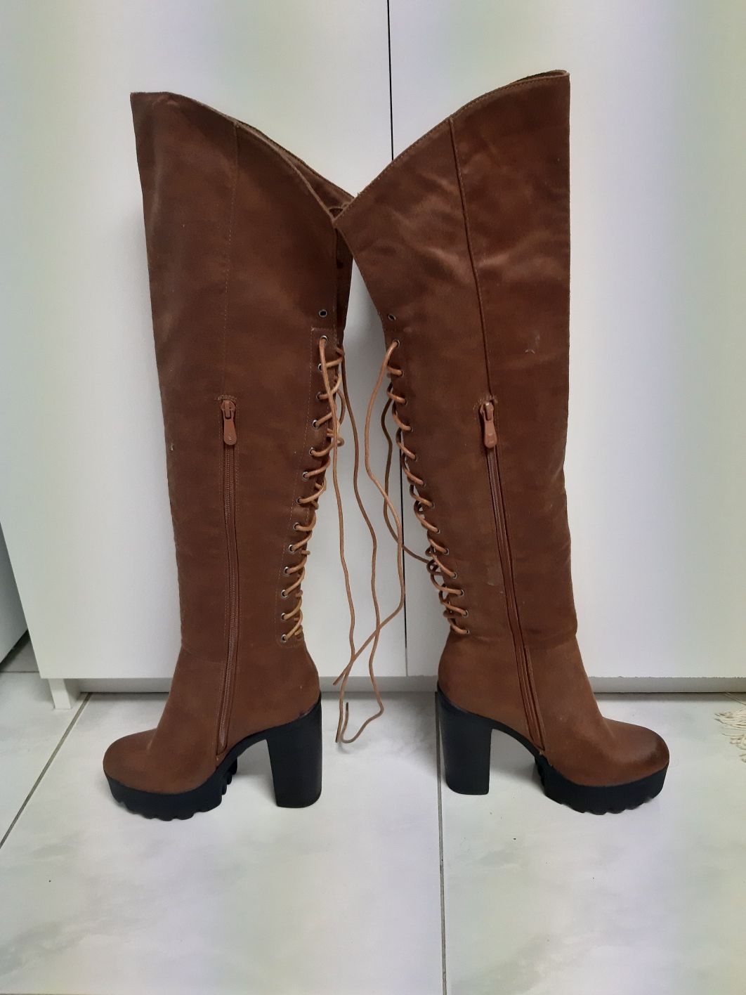 Vendo um par de botas cano alto em camurça.