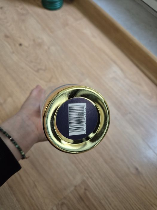 Szklana butelka na wodę  z kamieniami kwarcu