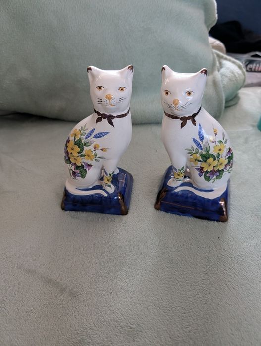 Figurki kotów na kominek