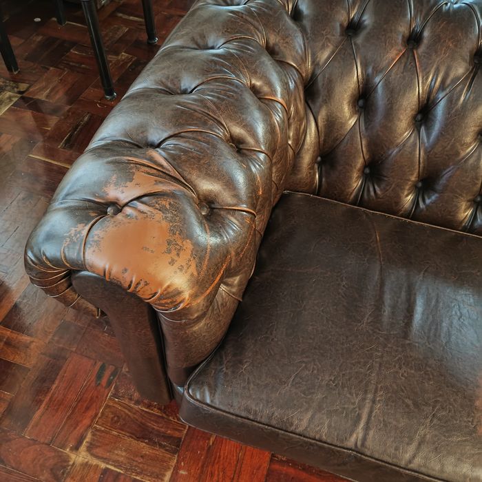 Conjunto sofás Chesterfield