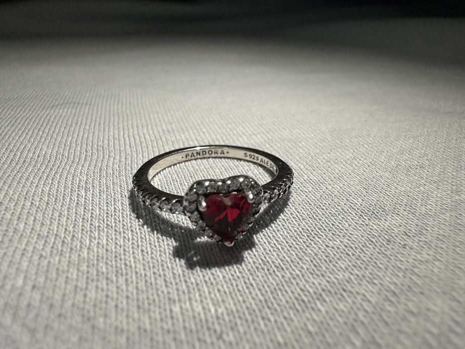 Pierśnionek Pandora z czerwonym sercem