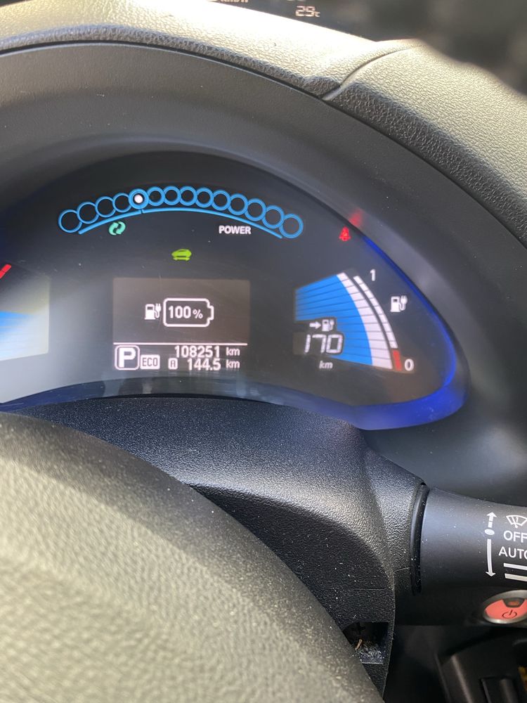 Продам Nissan Leaf.