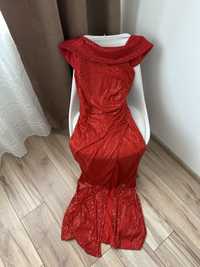 Червона сукня вечірня, плаття М/38 з розрізом на ніжці