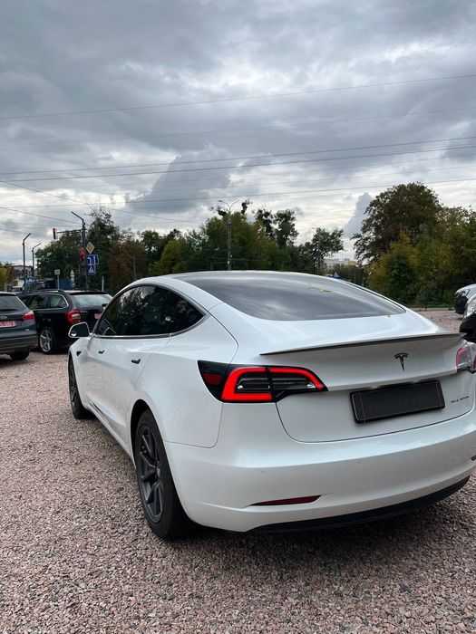 Tesla model 3 long reng dyal motors