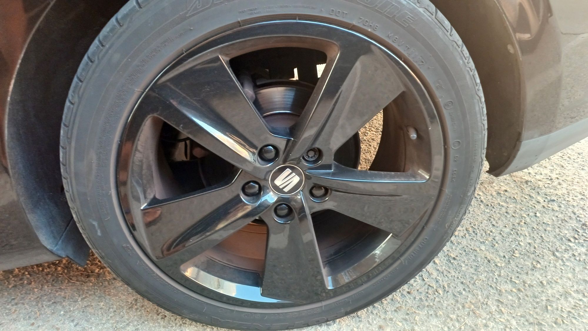 Vendo jantes 17 com pneus Seat Leon FR