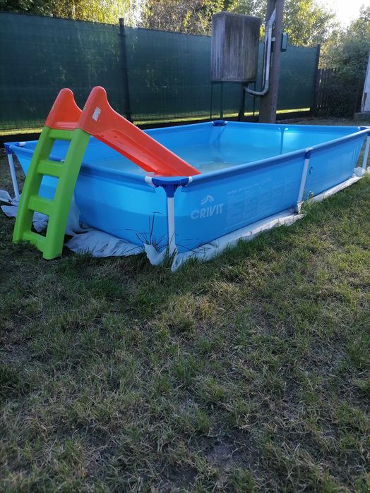 Basen ogrodowy dla dzieci ze zjeżdżalnią