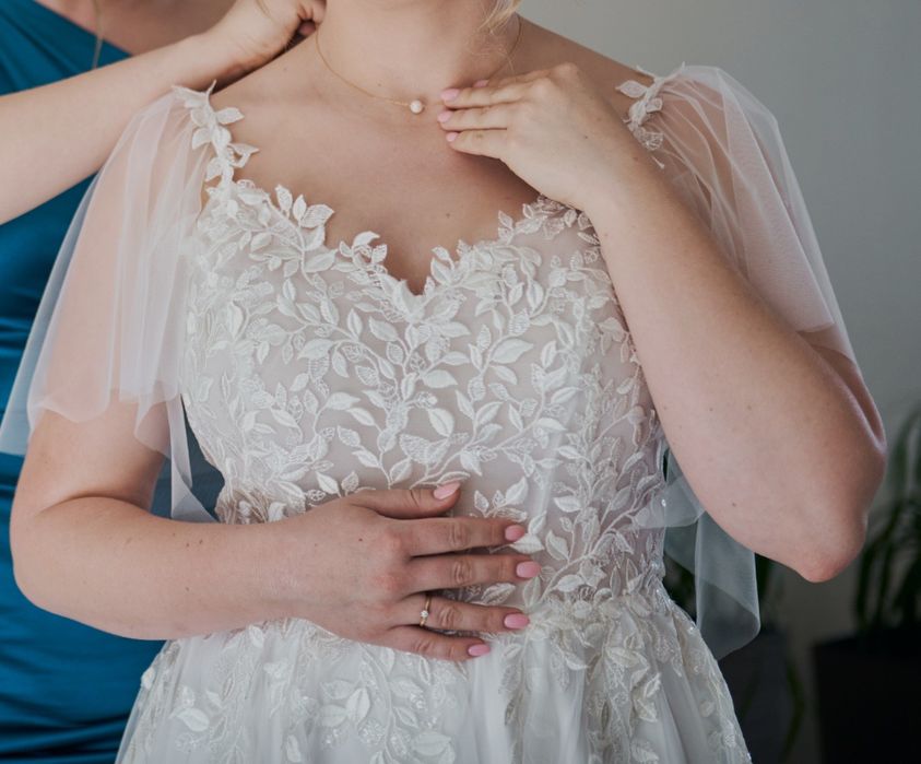 Suknia ślubna na ramiączkach