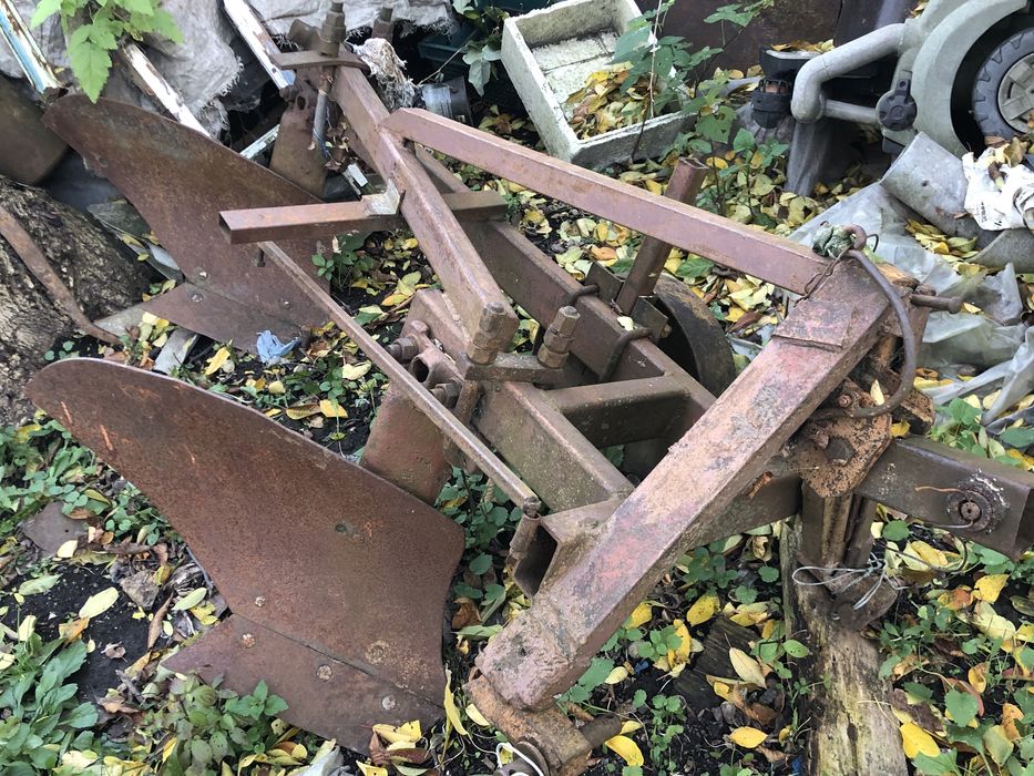 Плуг двох корпусний . Стан нового.