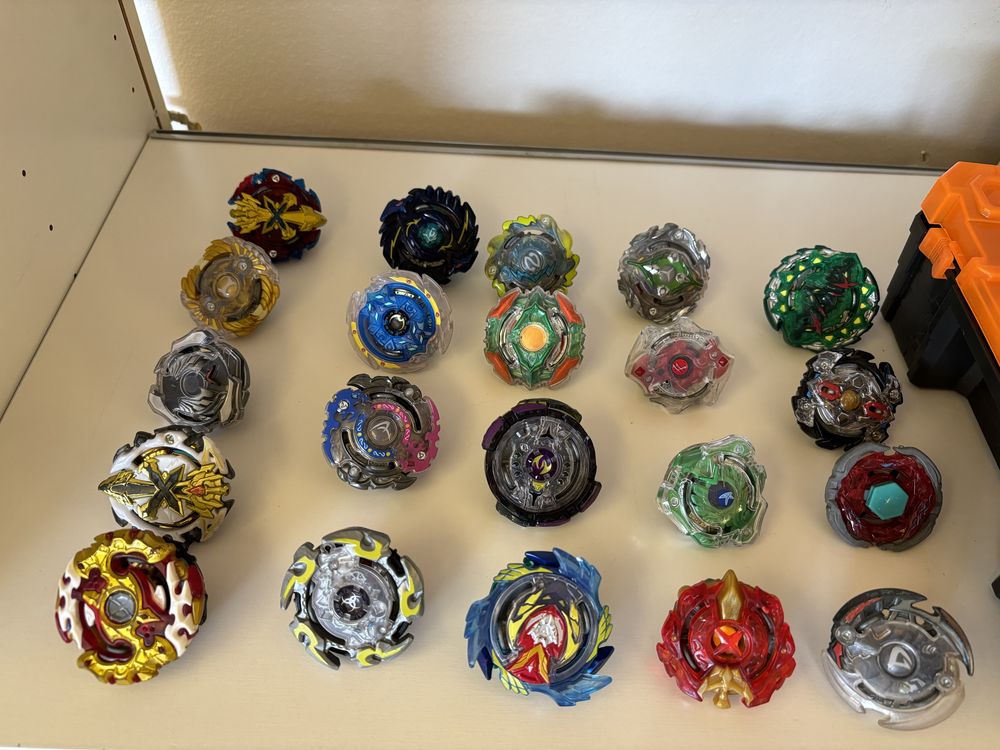 Vários Beyblades