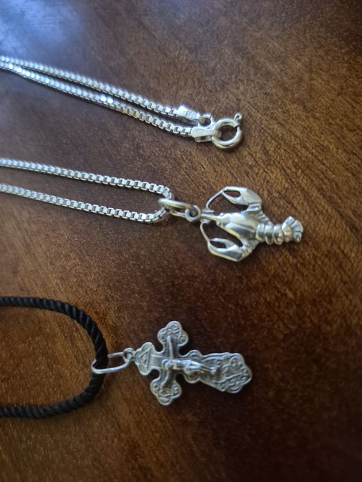 Ланцюжок з підвіскою. І шнурок з хрестиком.