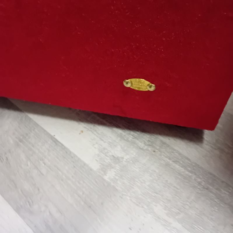 Pufa obita materiałem otwierana.