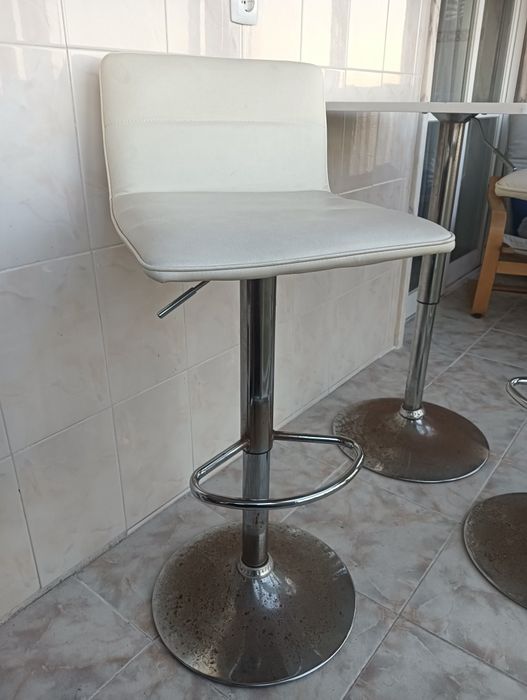 Mesa e Cadeiras de Bar com Altura Ajustável Giratória 360°