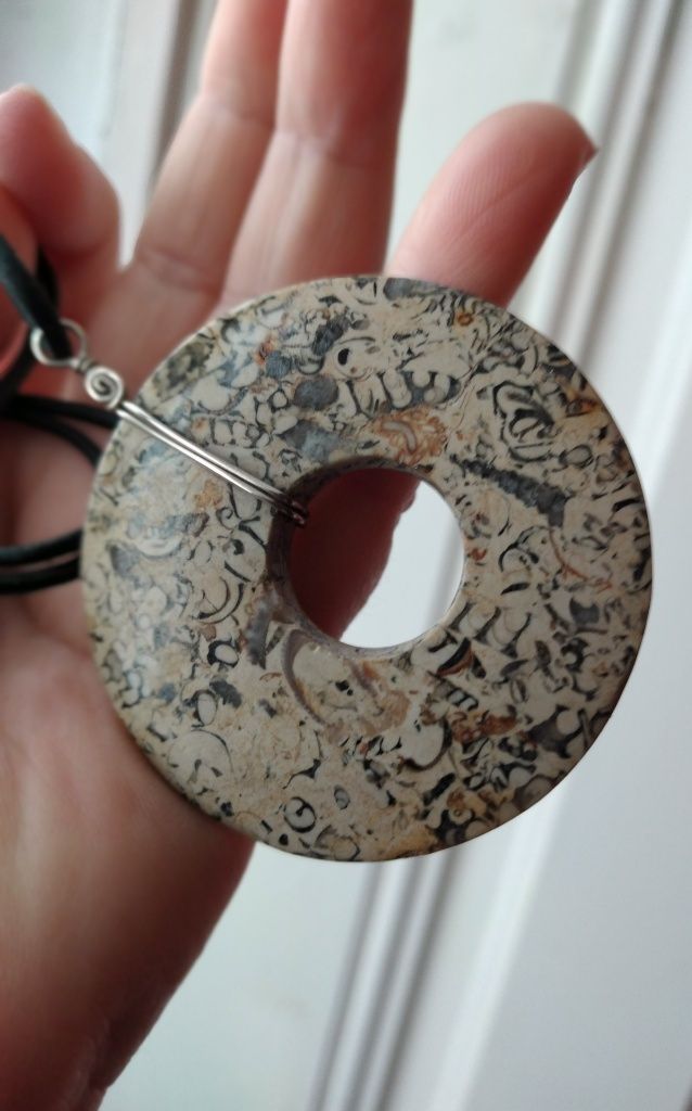 Fio com prata e pendente em pedra