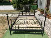 Cama de metal preto