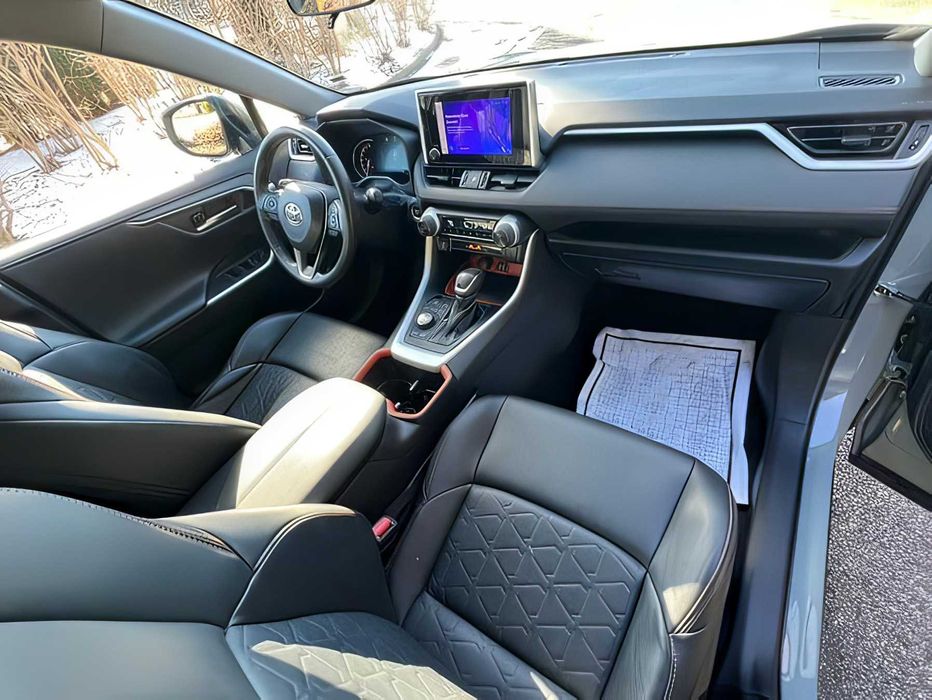 Toyota RAV4      2023