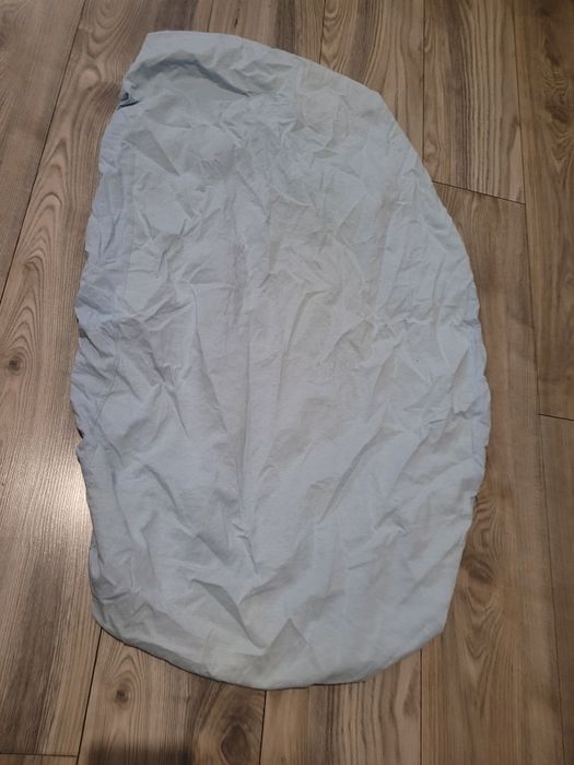 Nieprzemakalne prześcieradło do dziecięcego łóżeczka